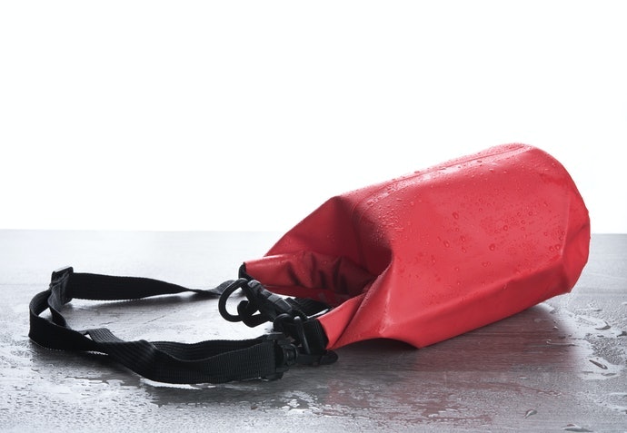 防水帆布(Tarpaulin):堅固耐用、抗污、防水性表現優異