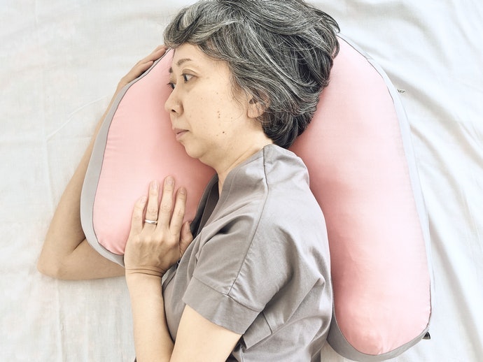 能從背後支撐的「J形枕」