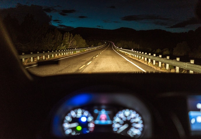 夜間開車透光率應有76%以上