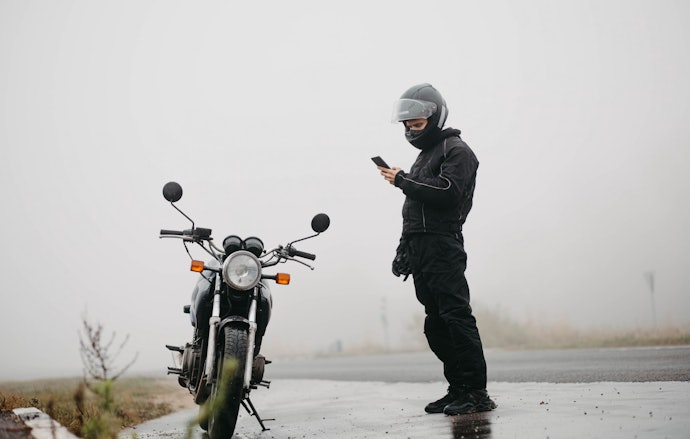 長時間騎車選防水的兩件式,短程適合一件式方便穿脫