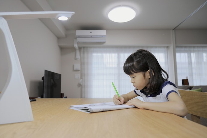 小朋友讀書、寫作業可參考入座自動感應功能