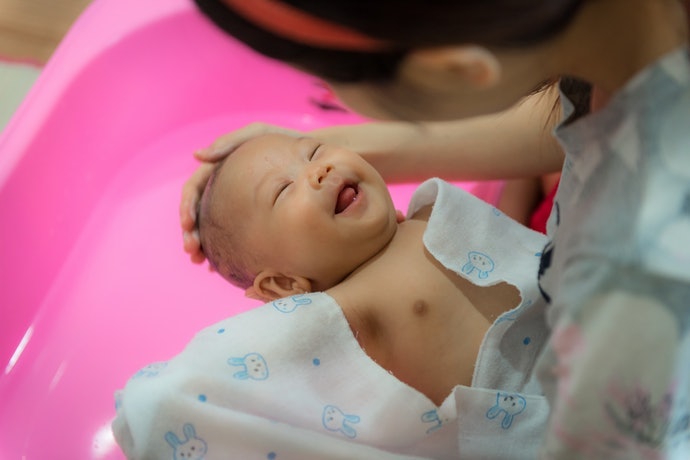 洗澡巾:以至少能遮住嬰兒腹部大小為宜