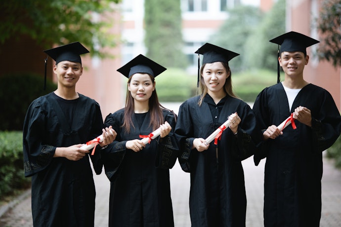 大學畢業適合上班用品,仍是學生則是學用品
