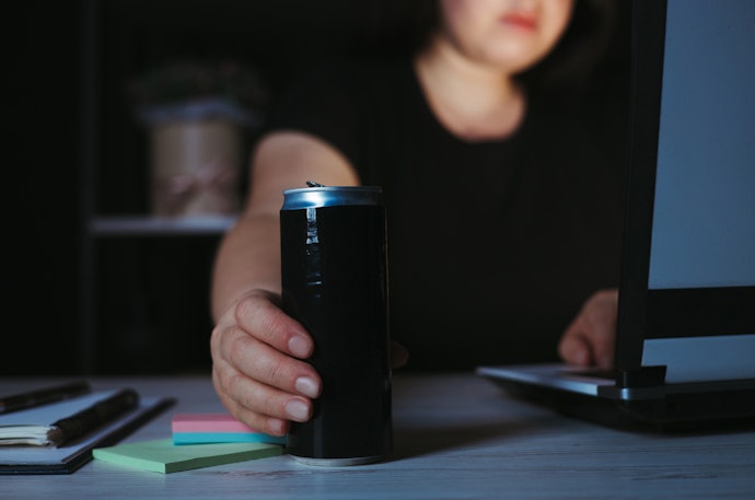 迅速提振精神可參考瓜拿納等含有咖啡因的成份