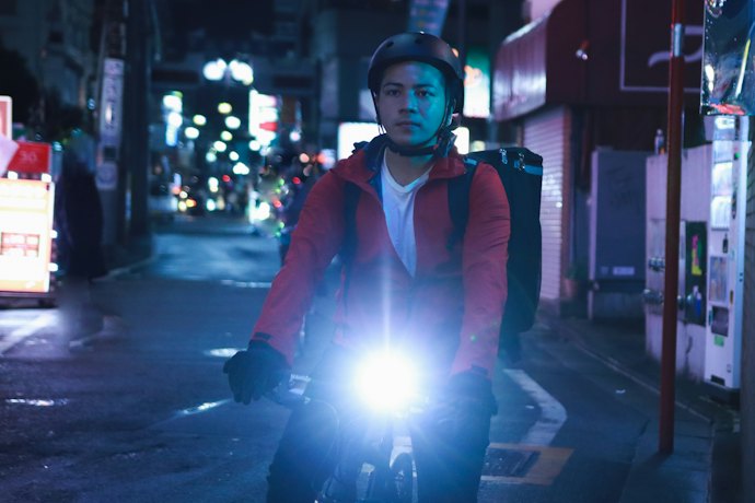 白天騎乘或有路燈的夜間路段200~300流明即可
