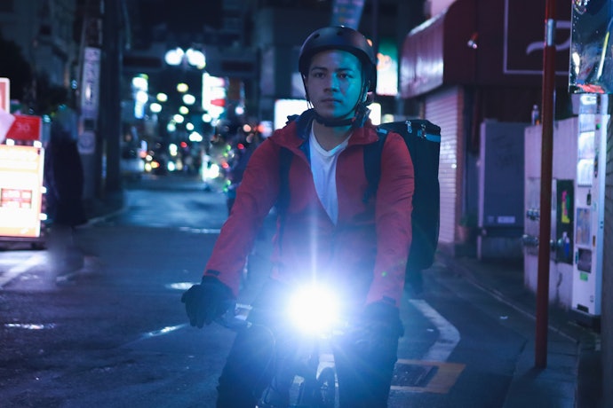 白天騎乘或有路燈的夜間路段200~300流明即可