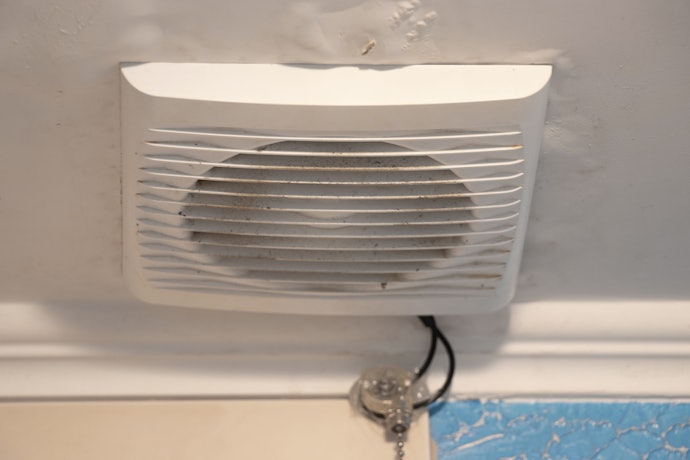 裝在浴室就以防潮防鏽的鍍鋅材質為優先