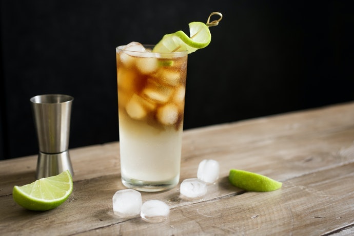 無腳杯(Tumbler):適合品嚐加冰的長飲型調酒