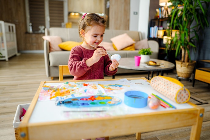 4~6歲:能引發興趣的繪畫工具、拚圖、互動類玩具