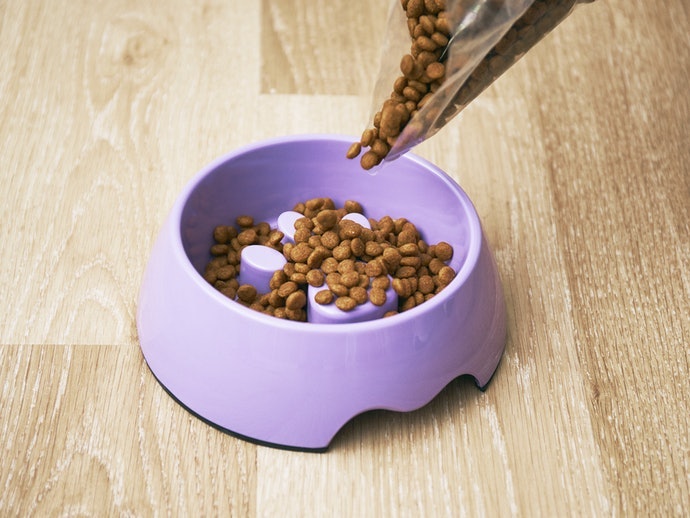 確保倒入飼料後不會覆蓋凸起物