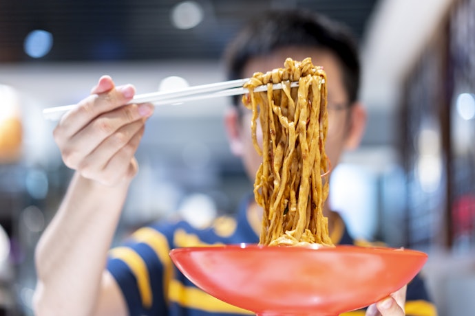 感受厚實口感又醬香十足的寬麵